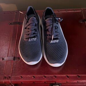 Breathable, flexible sneakers. Navy/ Blue Gray